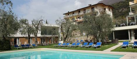 Alberca techada, alberca al aire libre por temporada y camastros