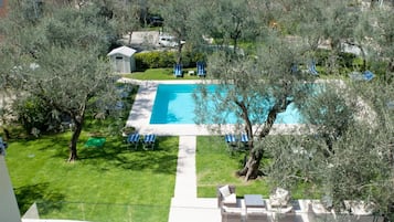 Indoor pool, seasonal outdoor pool, pool loungers