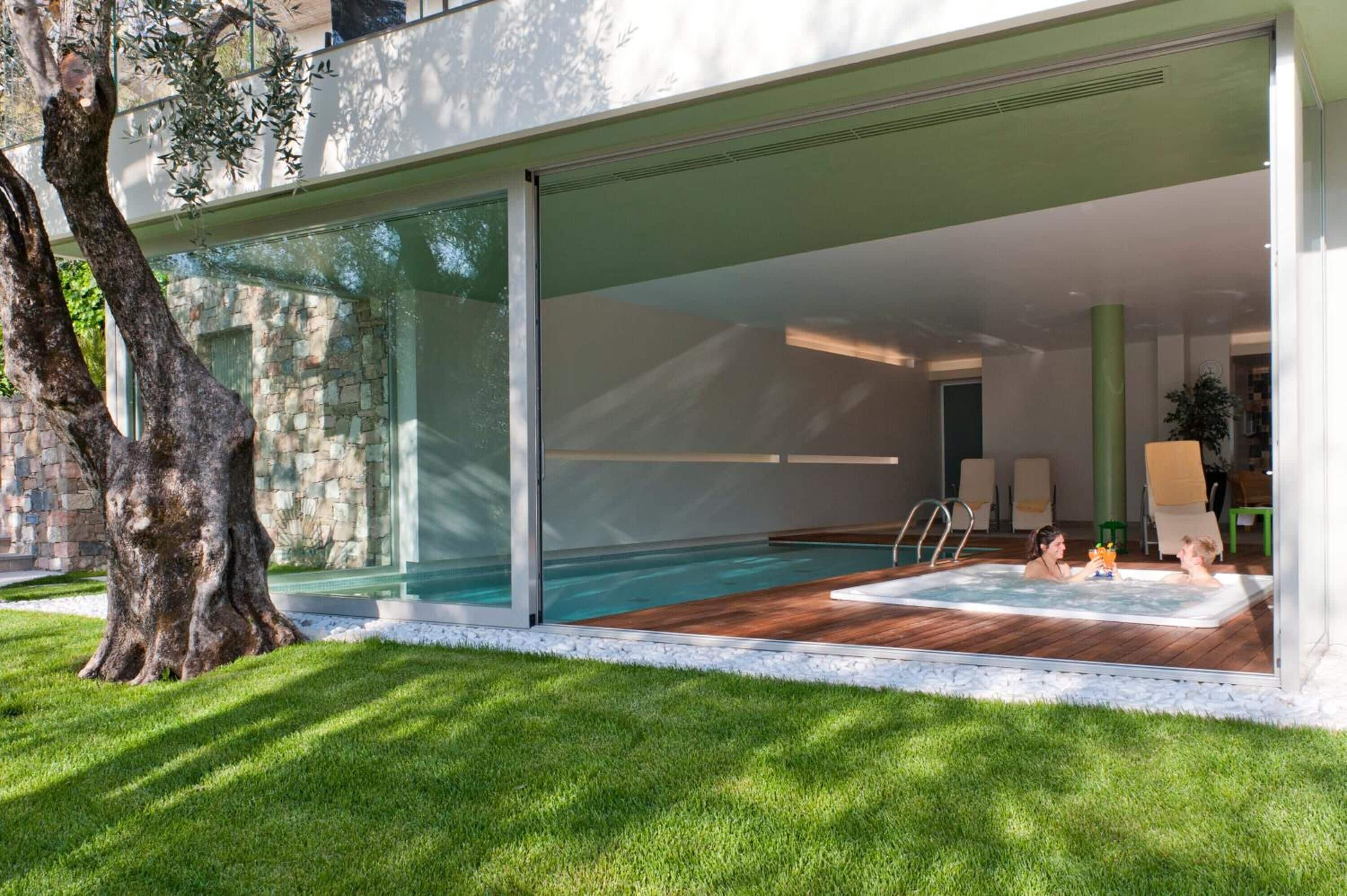 Alberca techada, alberca al aire libre por temporada y camastros