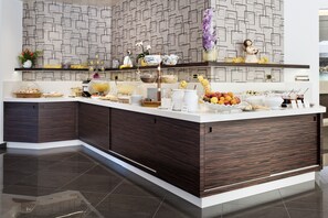 Café da manhã com buffet grátis todos os dias