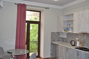 Fridge, coffee/tea maker, cookware/dishes/utensils, paper towels - In the Moscow Cinema hall (Kentron)