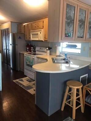 Four à micro-ondes, un four, surface de cuisson, lave-vaisselle