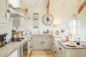 Lower Trowan Cottage | Private kitchen | Fridge, microwave, oven, stovetop - Lower Trowan Cottage (St Ives)