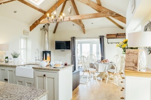 Lower Trowan Cottage | Private kitchen | Fridge, microwave, oven, stovetop - Lower Trowan Cottage (St Ives)