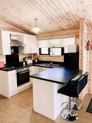 Executive Lodge, 3 Bedrooms (Oak) | Private kitchen | Fridge, microwave, oven, stovetop