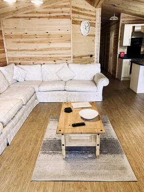 이그제큐티브 캐빈, 침실 3개 | 거실 공간 | 평면 TV