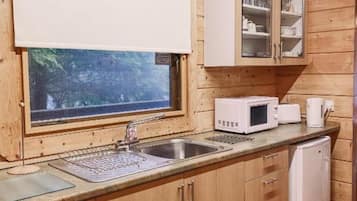 Lodge, 3 Bedrooms (Willow Lakeside) | Private kitchen | Fridge, microwave, oven, stovetop