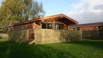 Lodge, 2 Bedrooms (Larch Parkside) | Garden view