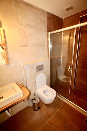 Haartrockner, Handtücher, Seife, Toilettenpapier