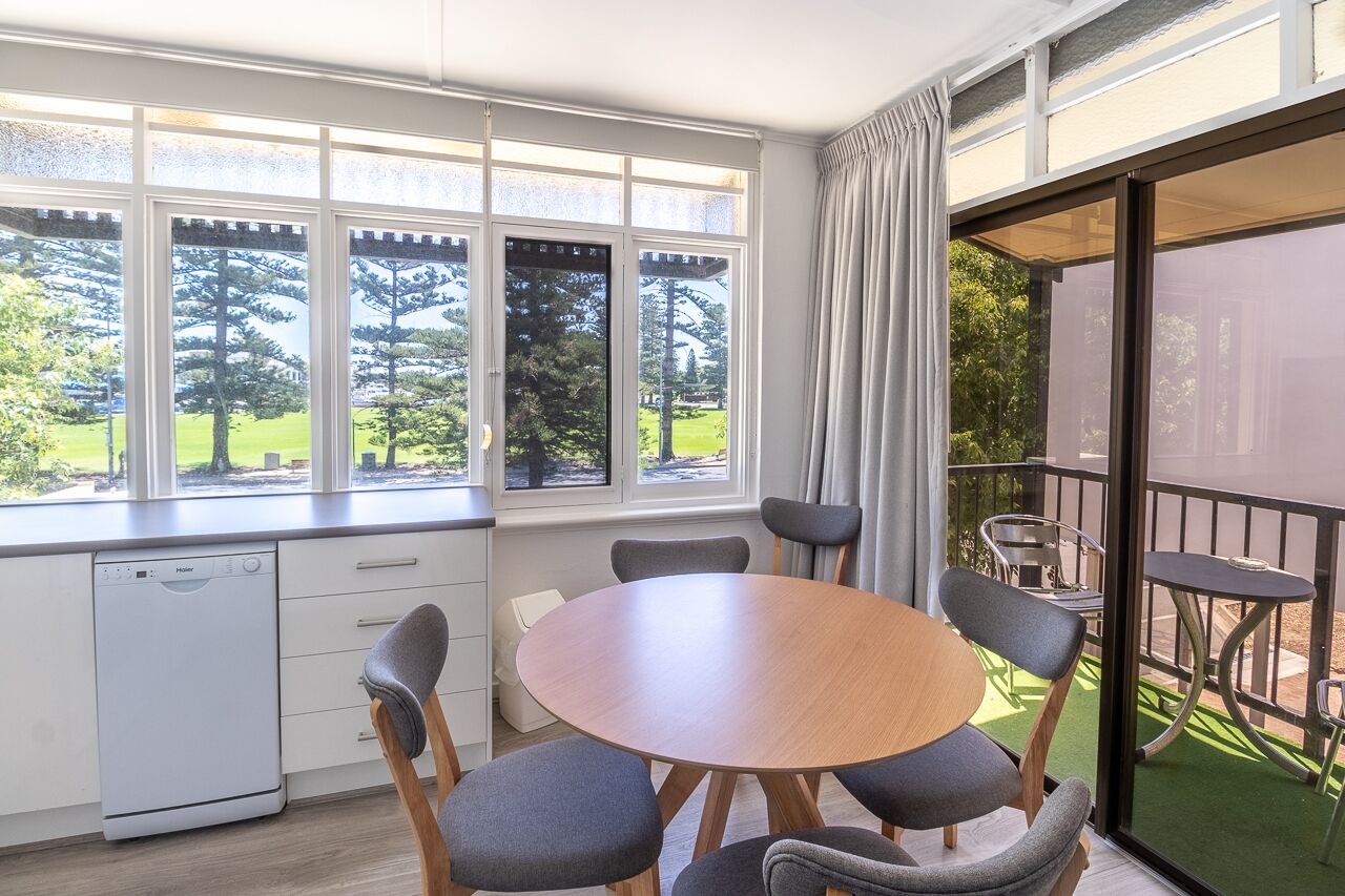 Large & Cosy |  Park Views | Close to everything! — image 10