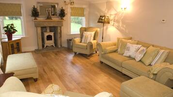 Farmhouse | Living room | Flat-screen TV, DVD player