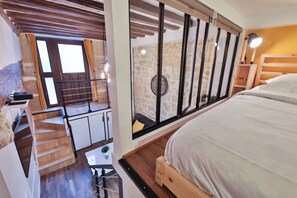 2 chambres, coffres-forts dans les chambres, fer et planche à repasser