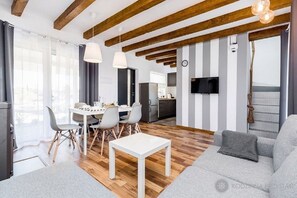 Televisión de pantalla plana, chimenea y tenis de mesa 