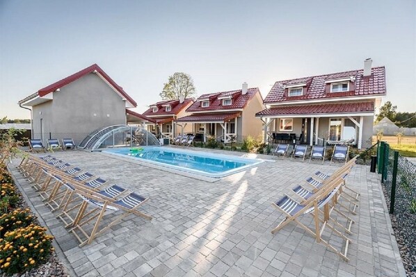 Piscine couverte, piscine extérieure (ouverte en saison)