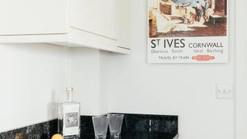 10 Sunday School Court | Bathroom amenities | Shower, hair dryer, towels