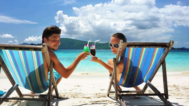 Two people toasting with drinks on a beach. - Multi-Level 2BR-Fast WiFI-Free Parking!-CM1 (Costa Mesa)