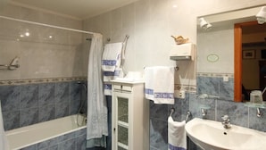 Shower, free toiletries, hair dryer, towels - Hotel Rural Arostegui (Garayoa)