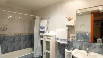 Regadera, amenidades de baño gratuitas, secadora de cabello, toallas