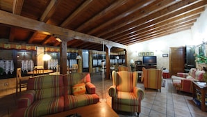 Lobby sitting area - Hotel Rural Arostegui (Garayoa)