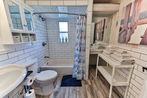 Bañera con ducha, secador de pelo, toallas, jabón