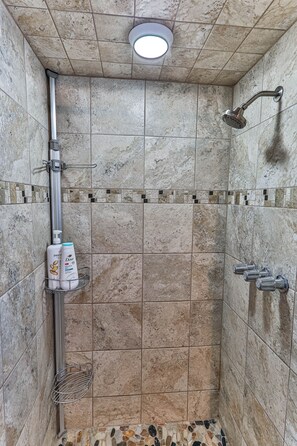 Ensemble douche/baignoire, sèche-cheveux, serviettes fournies, savon