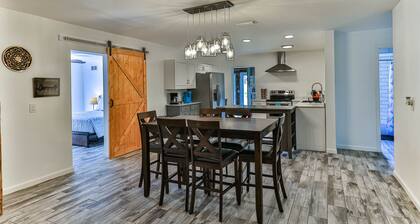 Camp Oakie Sleeps 10 on canal with dock with direct access to Homosassa River