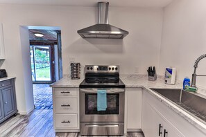 Kjøleskap, mikrobølgeovn, ovn og kokeplater