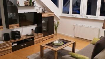 Apartment (Wohnung 3) | Living area | 100-cm flat-screen TV with cable channels, TV, Netflix