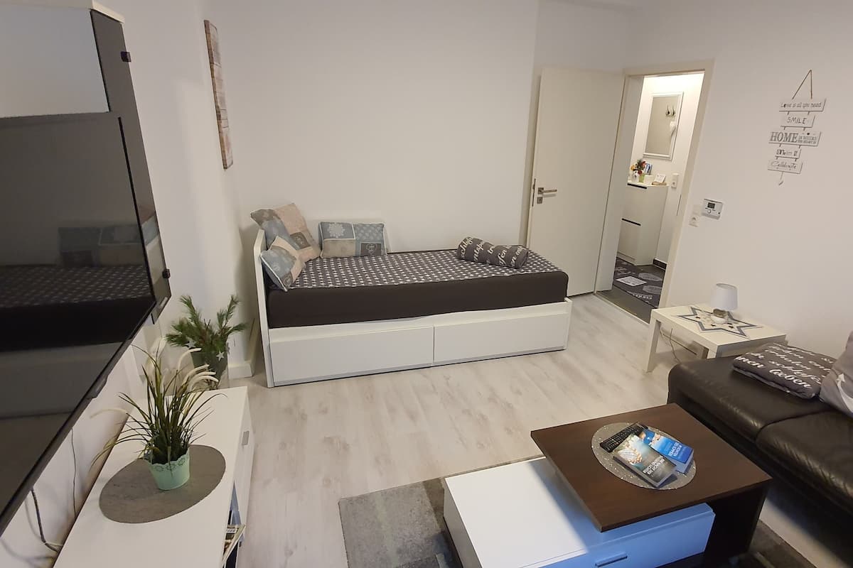 Apartment (Wohnung 1) | Living room | 100-cm flat-screen TV with cable channels, TV, Netflix