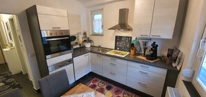 Appartement (Wohnung 1) | Cuisine privée | Réfrigérateur, micro-ondes, four, plaque de cuisson