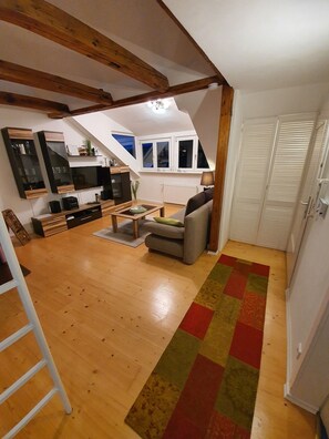 Apartment (Wohnung 3) | Wohnbereich | 100-cm-Flachbildfernseher mit Kabelempfang, Fernseher, Netflix