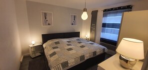 Lägenhet (Wohnung 1) | 1 sovrum, allergitestade sängkläder och strykjärn/strykbräda