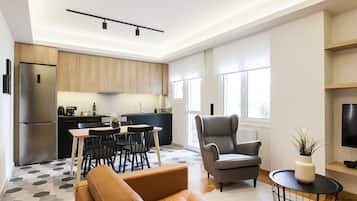 Apartment | Wohnbereich | 43-Zoll-Flachbildfernseher mit Satellitenempfang, Smart-TV, Netflix