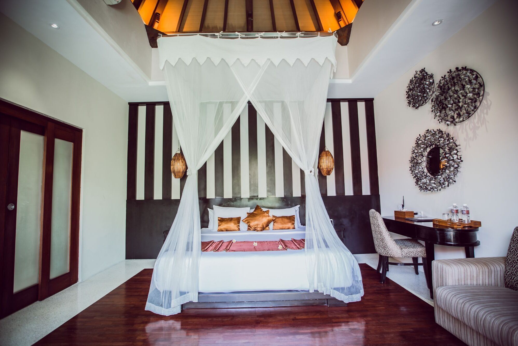 1 chambre, bureau, fer et planche à repasser