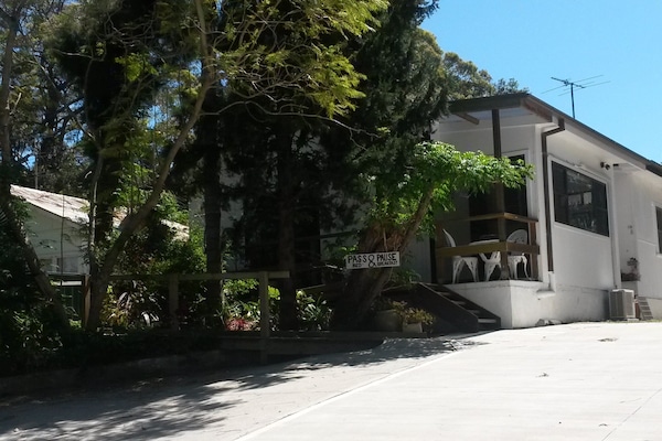Bedsit Entry and patio and BBQ area