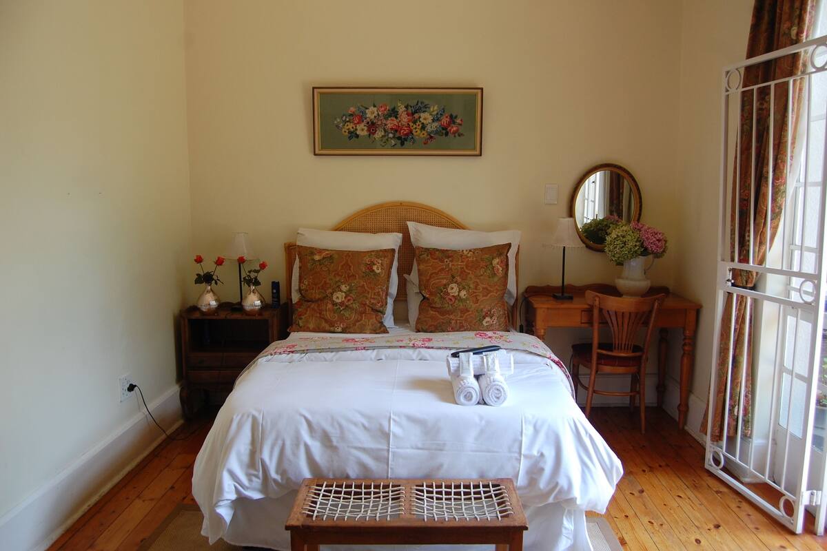 Desk, laptop workspace, iron/ironing board, rollaway beds