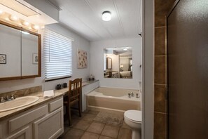 Bañera, secador de pelo y toallas
