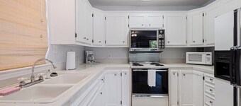 Paradise Cove- Lakefront on a Cove w/Guest Cottage