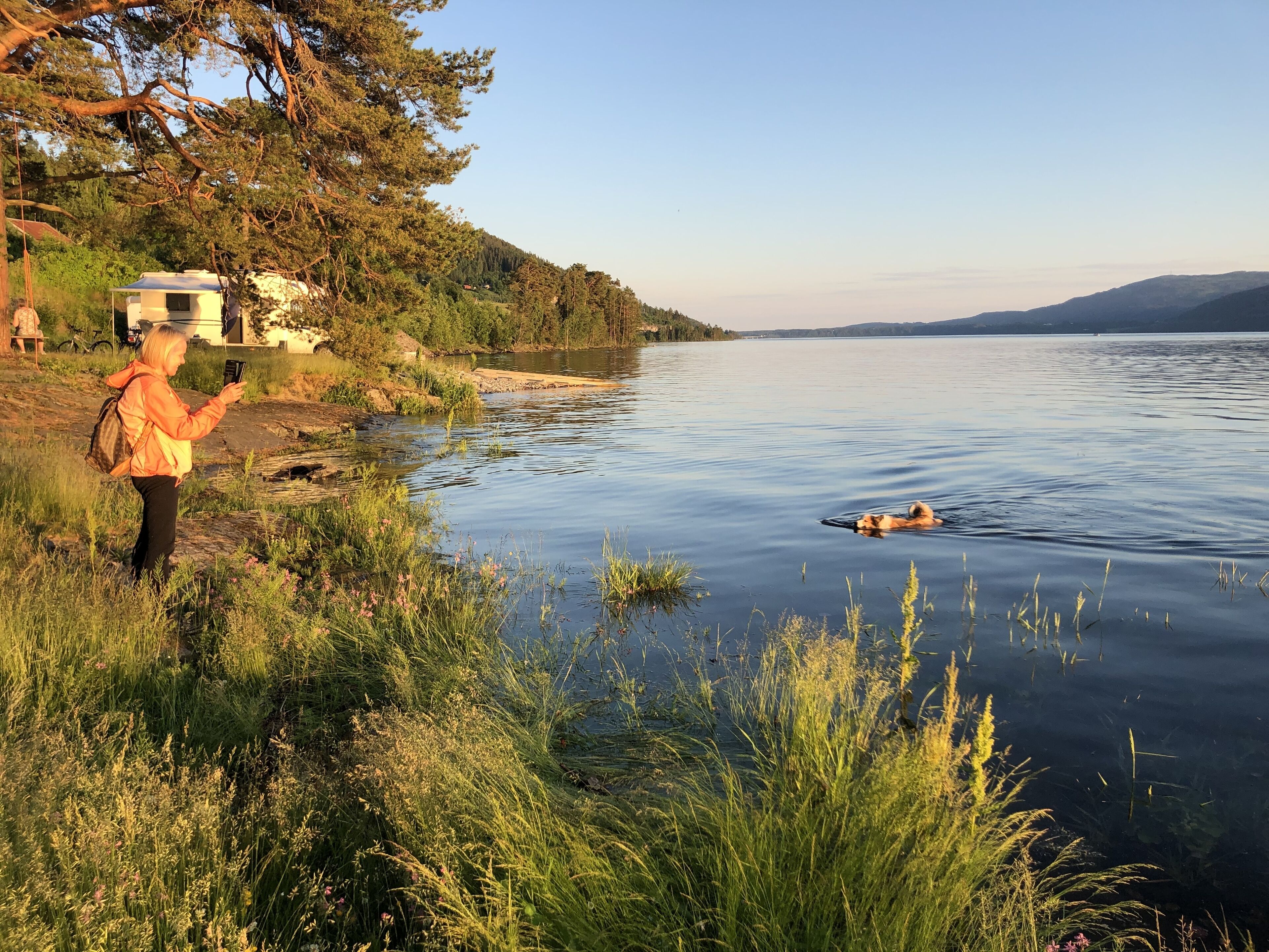 在海滩、沙滩椅、沙滩毛巾