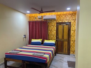 Deluxe Room | Free WiFi, bed sheets - Nimmu House (Kumta)