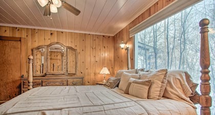 Cozy Home w/ Hot Tub: Half Mi to Salmon River!