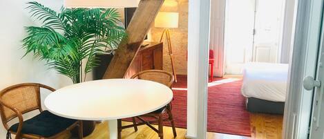 Tabla de planchar con plancha, wifi gratis, ropa de cama