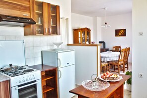 Fridge, oven, stovetop, dishwasher
