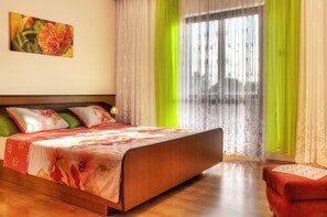 3 chambres, fer et planche à repasser, Wi-Fi, draps fournis