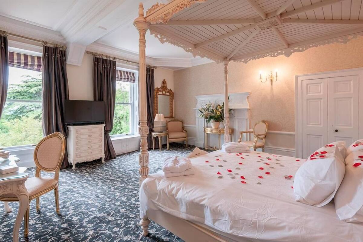 Individually decorated, individually furnished, desk, free WiFi