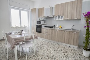 Refrigerador, horno, parrilla de estufa y cafetera y tetera 