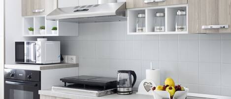 Refrigerador, horno, placa de cocina, cafetera/tetera