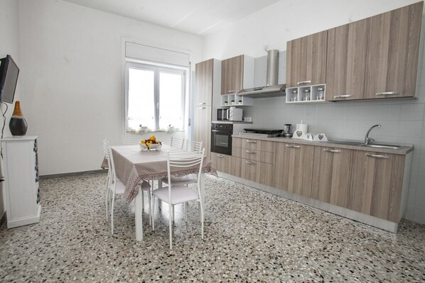 Een koelkast, een oven, een kookplaat, een koffiezetapparaat/waterkoker