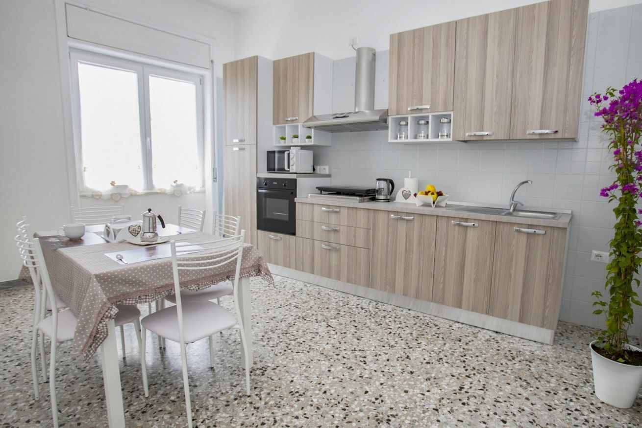 Kühlschrank, Ofen, Herdplatte, Wasserkocher mit Kaffee-/Teezubehör