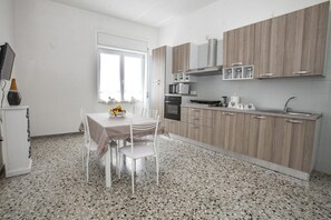 Fridge, oven, stovetop, coffee/tea maker